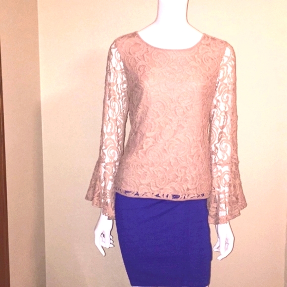 NWT, Adrianna Papell, Bell sleeve lace top size M - Picture 2 of 5